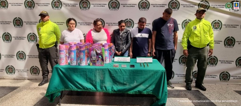 En la fotografía se encuentran las personas judicializadas con dos servidores de la Policía Nacional a sus lados