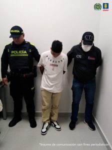 Se observa al capturado de frente con la cabeza agachada. A un costado un funcionario del Cuertpo Técnico de Investigaci´n CTI, y al otro uno de Policía nacional