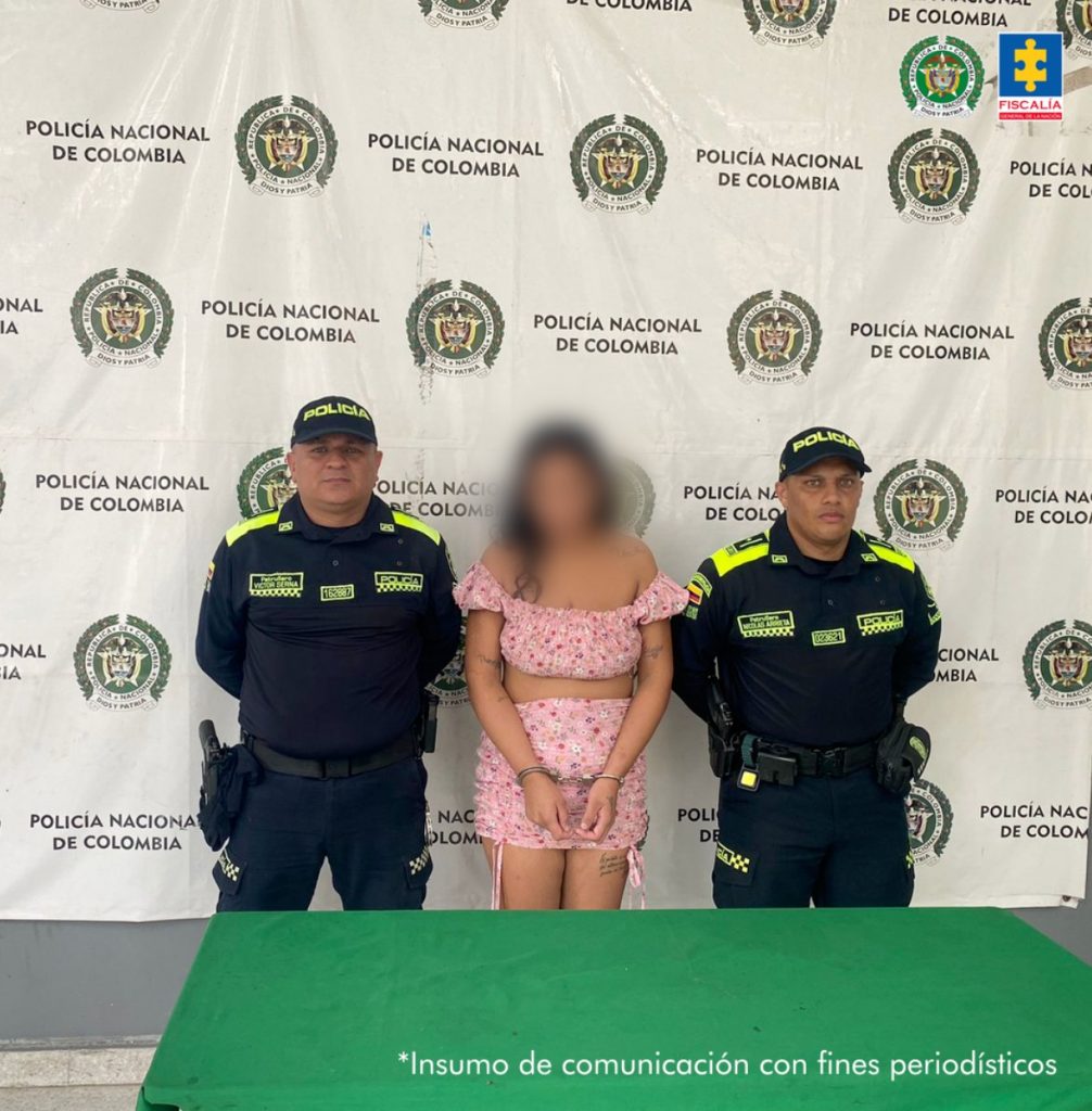 Dos funcionarios de la Policía Nacional custodian a la procesada señalada del intento de homicidio de su bebé de 8 días de nacido.