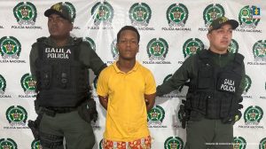 Dos uniformados de la Policía Nacional custodian al procesado presuntamente implicado en el homicidio de un operario de gasolina.