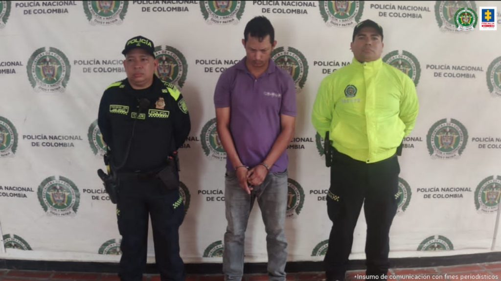 Dos uniformados de la Policía Nacional, custodian al hombre de oficio mototaxista que estaría implicado en delitos sexuales con una menor de 17 años de edad.