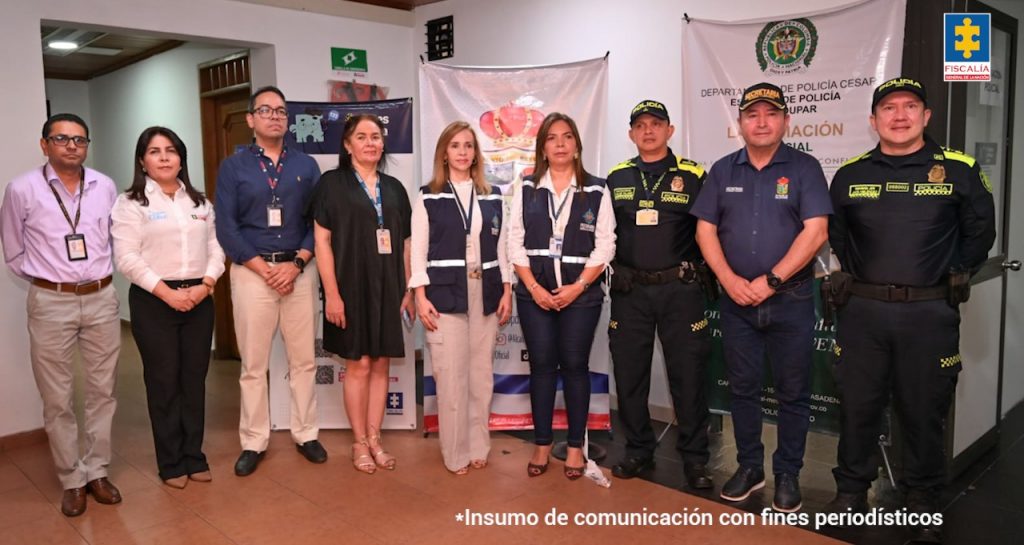 En la fotografia se pueden observar 6 funcionarios de la Fiscalía y tres agentes de policia, de pie en frente de pendones institucionales, inugurando  la primera Sala de Mediación Policial en la ciudad. 