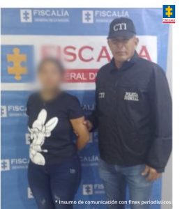 Un servidor del Cuerpo Técnico de Investigación (CTI) custodia a la procesada de 22 años. 