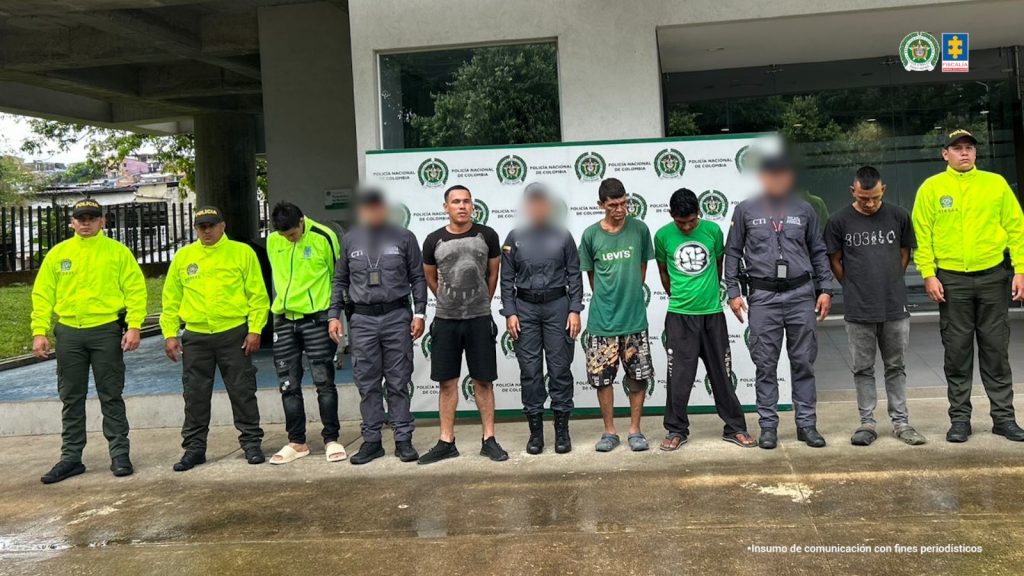 en la imagen se ven varias personas detenidas bajo custodia de uniformados de la Policía Nacional y un investigador del CTI.