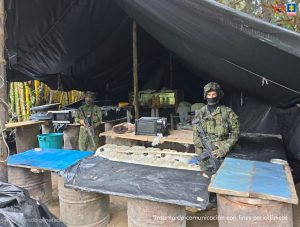  En la foto aparecen dos uniformados del Ejército custodiando los elementos que encontraron dentro del laboratorio para el procesamiento de cocaína.