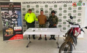 En la imagen está el procesado custodiado con un servidor del Gaula Militar y otro de la Policía Nacional
