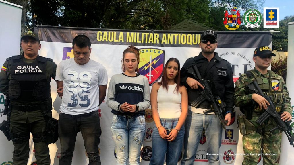 En la imagen están las dos mujeres condenadas, un hombre investigado por el mismo hecho y servidores del CTI y el Ejército Nacional a los lados.