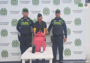 Dos uniformados custodian al imputado implicado en un hurto a una estudiante de 17 años en Santa Marta.