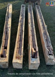 En la imagen pueden verse 4 listones de madera abiertos. Dentro de ellos pueden verse pequeños bloques. Dentro de los bloques las autoridades encontraron cocaína. 