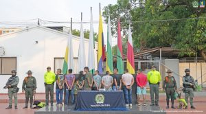  Los judicializados se encuentra de espalda, esposados y en custodia por funcionarios de la Policía Metropolitana de Neiva.
