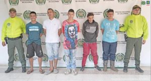 Los judicializados se encuentra de frente sobre un paredón en custodia por funcionarios de la Policía Metropolitana de Neiva.