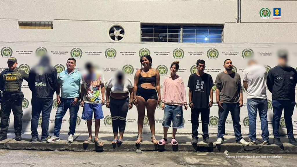 En la fotografía aparecen los cinco presuntos integrantes de ‘Los Finos’. Hay dos mujeres y tres hombres. A los extremos de ellos hay servidores del CTI de la Fiscalía y de la Policía Nacional. Detrás de ellos hay un pendón institucional de la Policía.