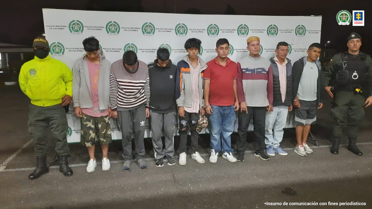 En la foto aparecen, de pie, los presuntos integrantes de ‘Los Fonte’. A sus extremos hay dos uniformados de la Policía Nacional y detrás de ellos hay un pendón institucional de la Policía.