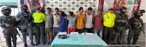 Los imputados se encuentra en custodia por uniformados del Ejército y Policía Nacional. Detrás se observa un backing de la Policía y el Ejército. También se observa parte del estupefaciente incautado.