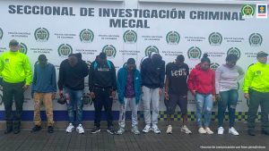 En la fotografía se aprecia en hilera a los presuntos integrantes del grupo delincuencial ‘Los Mazamorros’. A los extremos de ellos hay uniformados de la Policía Nacional. Detrás de ellos hay un pendón institucional de la Policía.