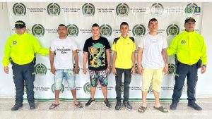 En la imagen se ven a los cuatro capturados en custodia por dos uniformados de la Policía Nacional. Los investigados dos de ellos tienen buzo blanco, mientras que los otros un buzo negro y amarillo