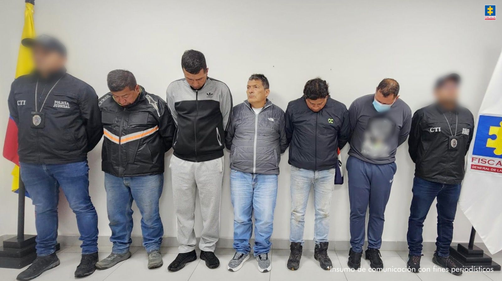 Los detenidos aparecen en fila, en medio de servidores del CTI.