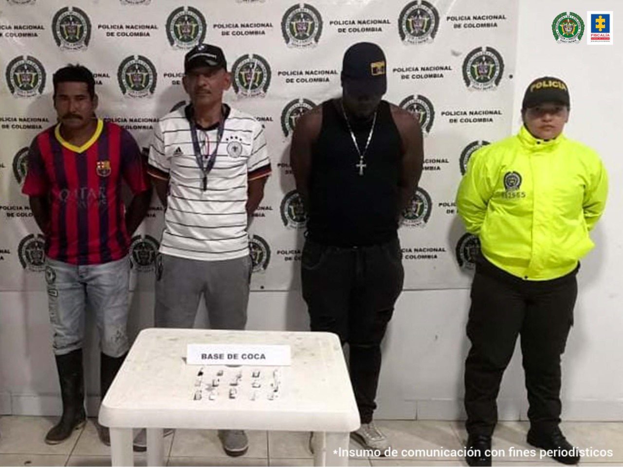 En la fotografía aparecen tres capturados, junto a personal de Policía Nacional. En la parte posterior de la imagen se ven banners de Policía Nacional y la Fiscalía General de la Nación.