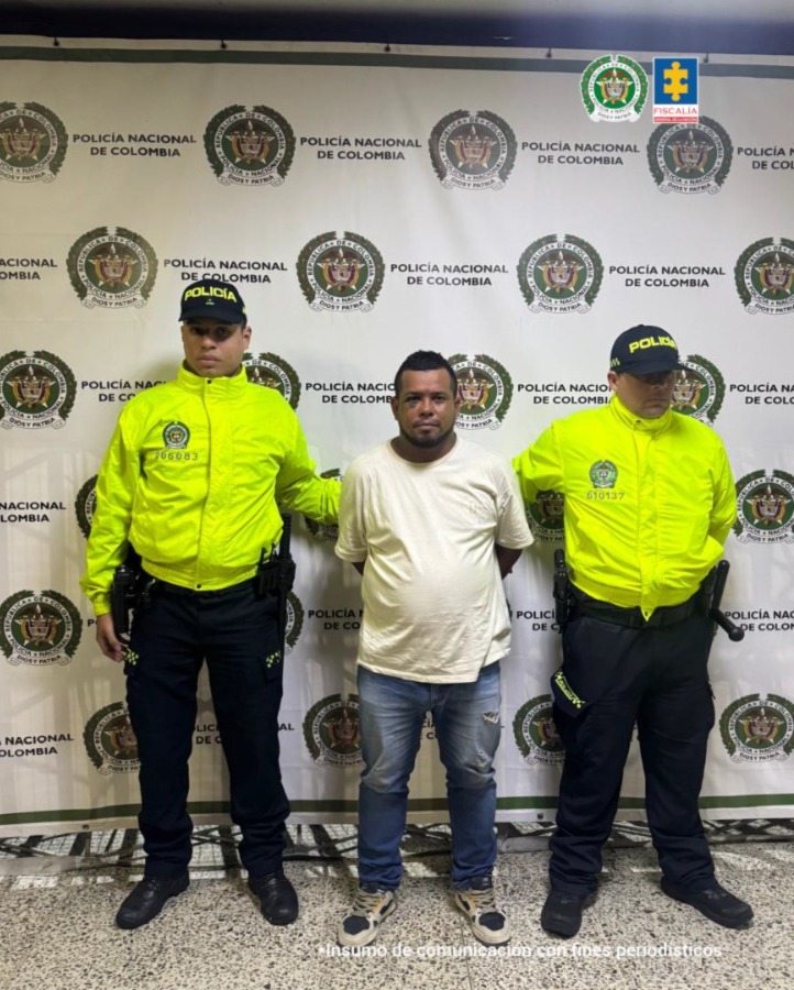 En la imagen aparece el procesado en medio de dos patrulleros policías.