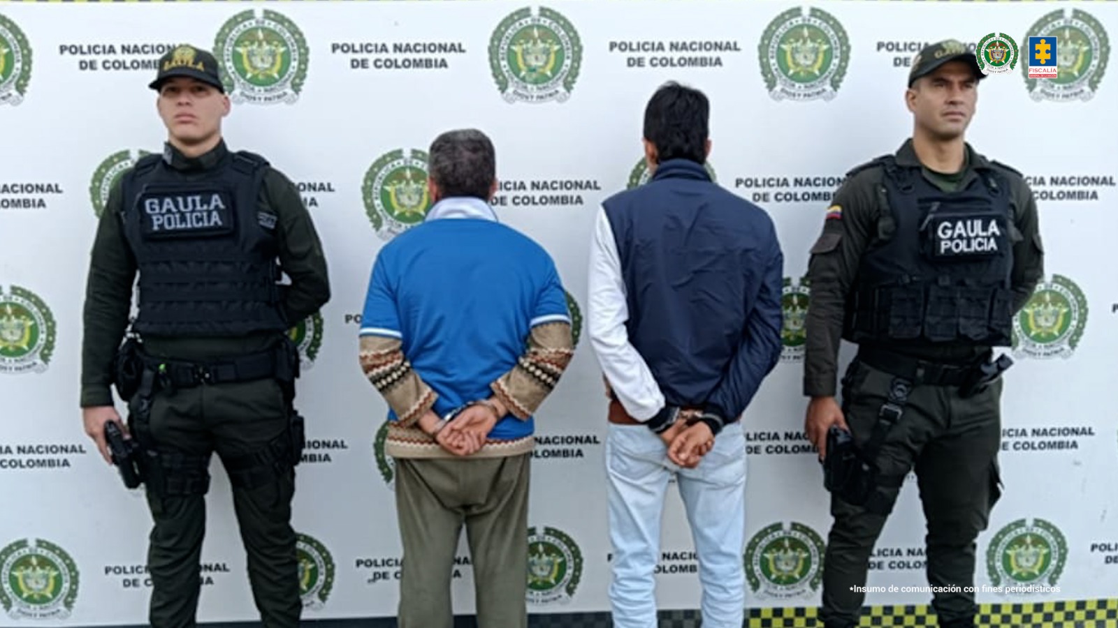 En la fotografía se aprecia de espaldas a la cámara, con los brazos atrás y esposados a Jorge Luis Alfonso Cano Cano y David Alfonso Cano Varón. Uno viste con doble camisa de color azul, de manga corta y otra por debajo, de manga larga de color café claro con estampados. El otro viste buso con magas largas de color azul y blanca; jean azul claro y zapatos cafés con zuela blanca. A sus extremos hay uniformados de la Policía Nacional y en la parte posterior hay un pendón institucional de la Policía.