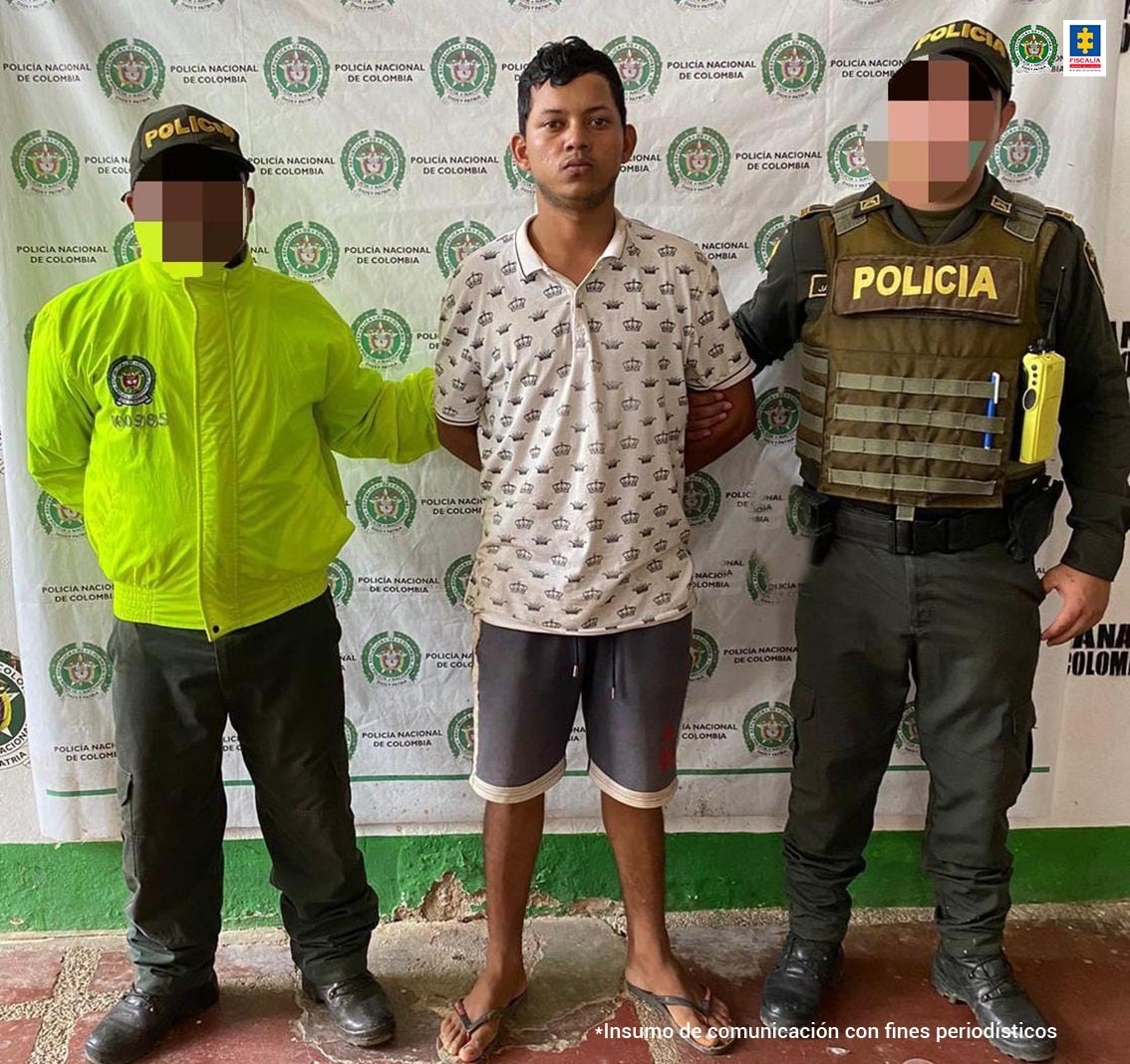 En la imagen se aprecia una persona capturada entre dos funcionarios de la Policía.