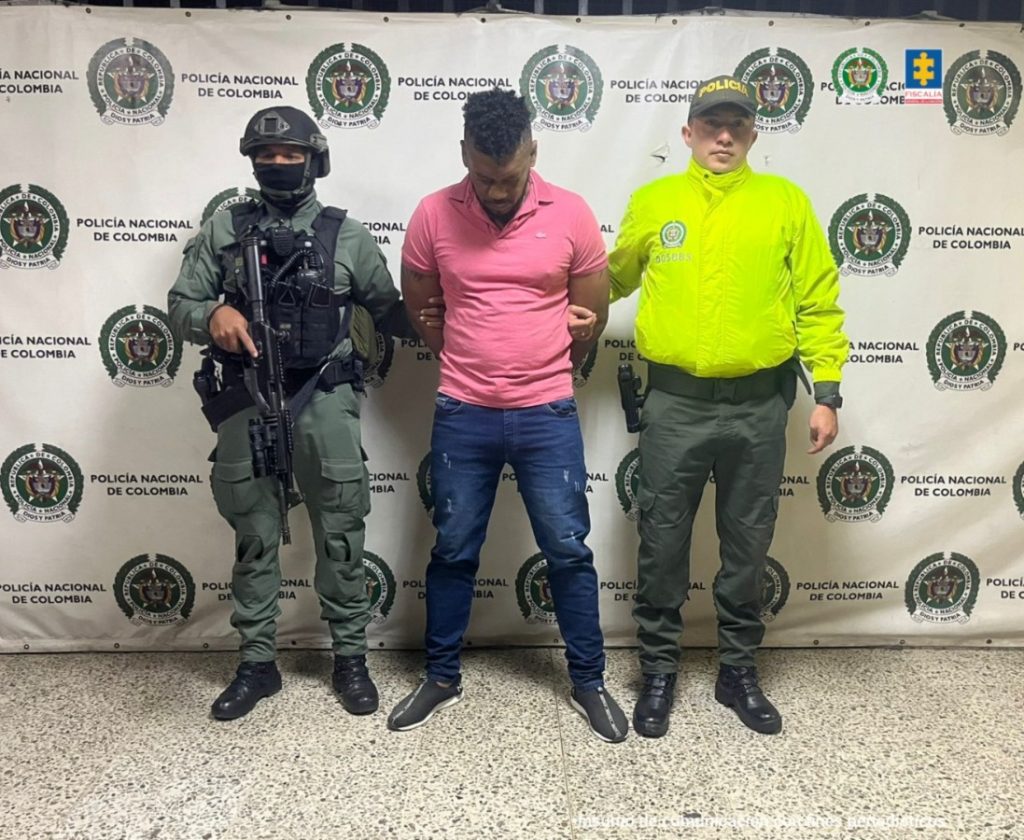 En la foto está el presunto responsable de pie con un servidor de la Policía Nacional a cada lado