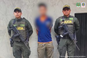 En la fotografía está el procesado, con el rostro distorsionado, en medio de dos servidores de la Policía Nacional.