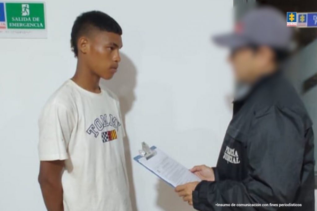  En la fotografía aparece un hombre capturado en compañía de un servidor del CTI. 