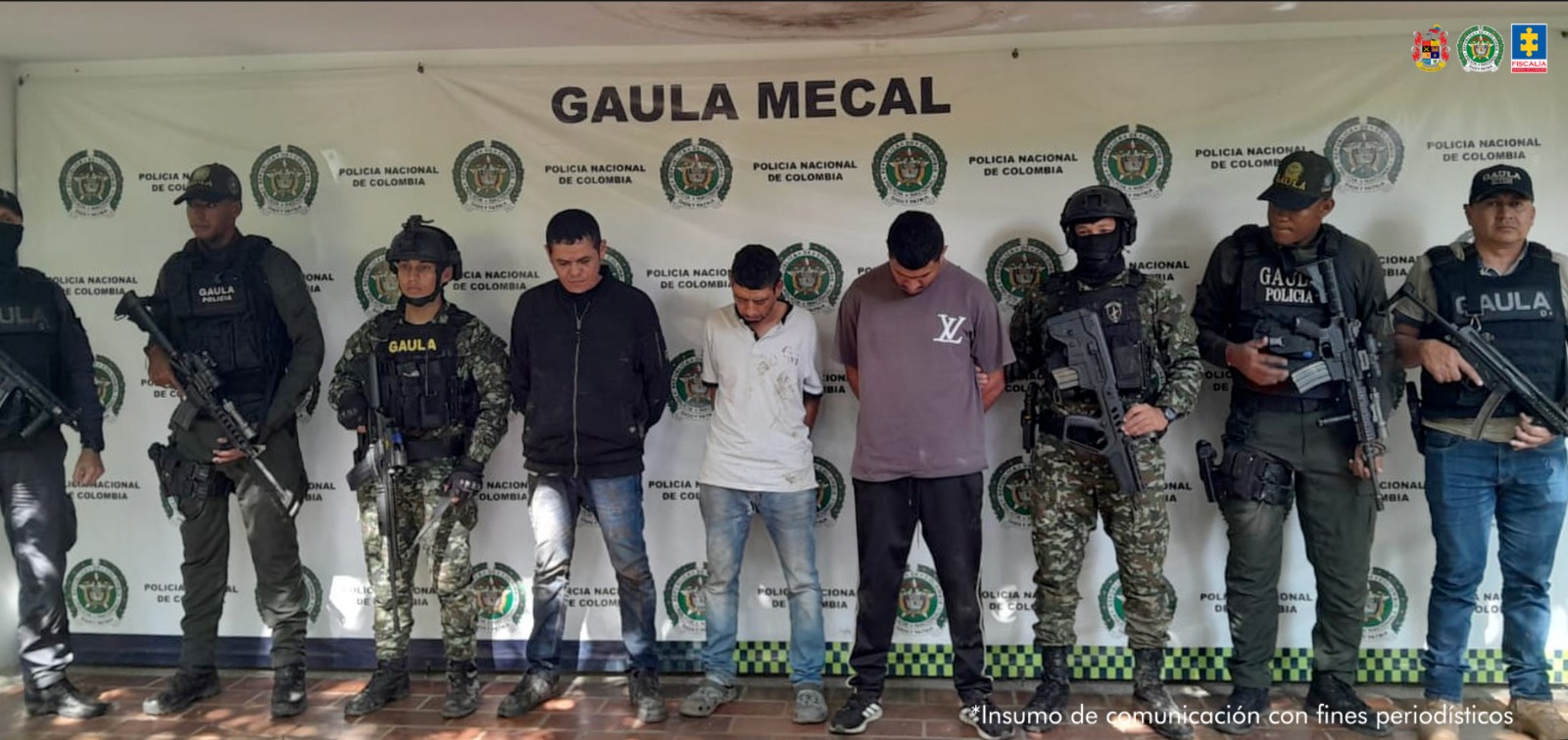 En la fotografía aparecen de pie y con los brazos atrás Luis Hernán Pérez Montoya, Leyder Rodríguez y Andrés Felipe Hurtado Quina. Uno, viste chaqueta negra, jean azul y zapatos negros. Otro viste camisa blanca de manga corta, jean azul desgastado y pantuflas grises. El otro viste camiseta de color uva, de manga corta, pantalón de sudadera negro con franjas blancas a los lados y zaptillas negras. Al extremo izquierdo de ellos hay un servidor del CTI de la Fiscalía y uniformados del Ejército y Policía. Al extremo derecho hay uniformados del Ejército y la Policía. Detrás de ellos hay un pendón institucional de la Policía Nacional.