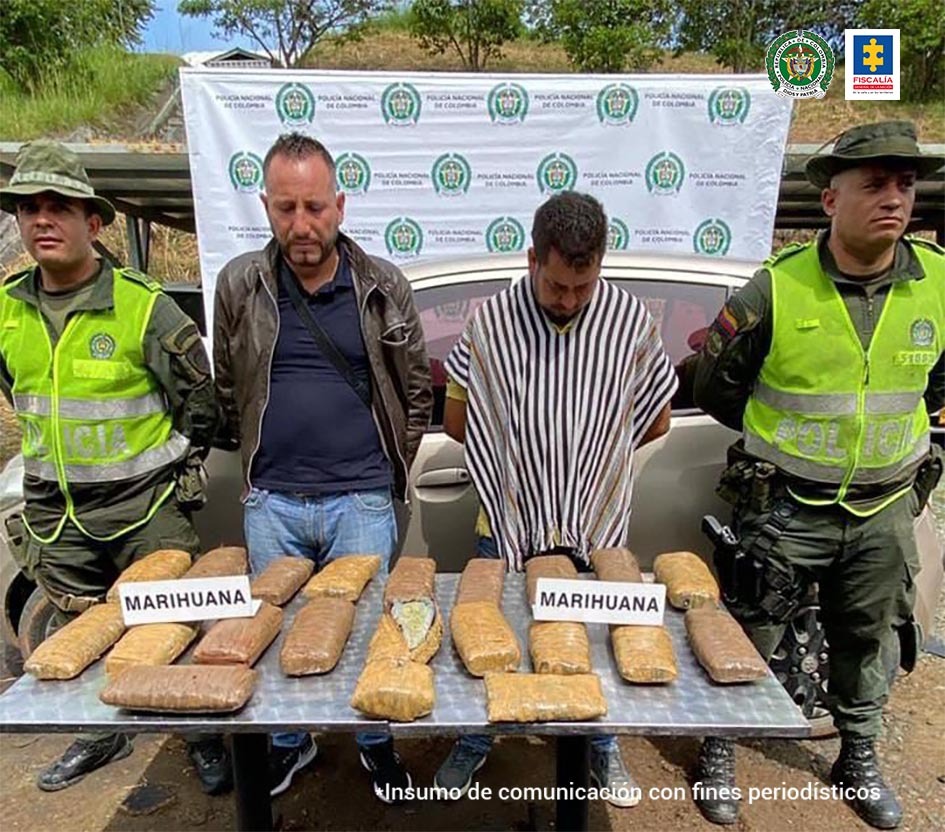 Luis Jairo Bravo Bolaños y Yoni Hernando Arcos, privados de la libertad como presuntos responsables de transportar 10 kilos de marihuana, camuflados en un vehículo particular en jurisdicción de Bugalagrande (Valle).