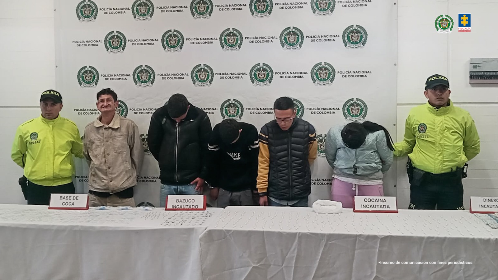 Los capturados aparecen de pie, detrás de una mesa. Casi todos están agachados entonces no puede reconocerse su rostro. A cada costado hay un miembro de la Policía.