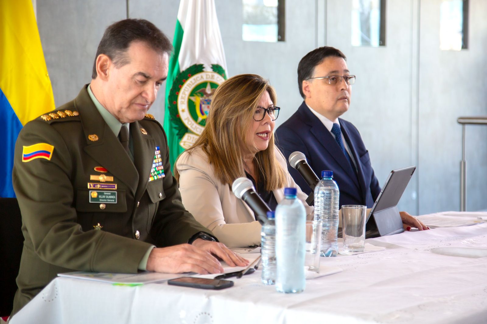 La Fiscal General, Luz Adriana Camargo, aparece junto al General Salamanda y el Director de Medicina Legal