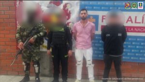 El judicializado se encuentran esposado y en custodia con un servidor del CTI, Sijin de la Policía y un servidor del Ejército Nacional.