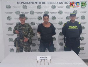 En la imagen está uno de los capturados con un servidor de la Policía Nacional y uno del Ejército
