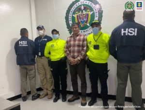 En la imagen se encuentra el ciudadano mexicano  con servidores de la Policía Nacional y de la Oficina de Investigaciones de Seguridad Nacional (HSI por sus siglas en inglés) de los Estados Unidos.