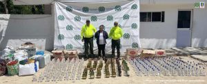 En la imagen está la procesada en compañía de dos uniformados con decomisaron 39 botellas con whisky, 14 de ron, 310 de licor de anís y 105 de aguardiente adulteradas que fueron incautadas por la Policía.