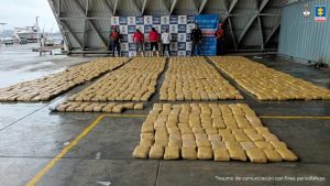 En la fotografía aparecen los tres asegurados junto a un servidor del CTI y dos infantes de la Armada. En la parte posterior están los paquetes de marihuana hallados en una lancha.