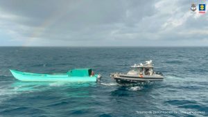 La lancha fue interceptada en aguas del pacífico por unidades de la Armada Nacional, cuando uno de los tripulantes intentó huir del operativo.