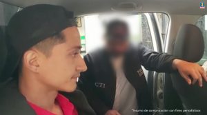 Se observa al capturado en vía pública, al frente dos funcionarios del CTI. Además, un hombre y una mujer vestidos de civil.