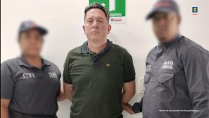 En la imagen aparece una persona detenida entre dos uniformados del CTI. 