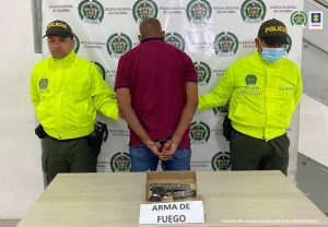 Fiscal Mancera, Fiscal Martha Mancera, Martha Mancera Se visualiza al capturado de espaldas, junto a dos uniformados de la Policía Nacional. Frente a ellos el arma de fuego tipo pistola que le hallaron al momento de la captura. Detrás de ellos se ubica el banner que identifica a la Policía Nacional. 4 archivos adjuntos
• Analizado por Gmail