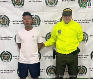 Martha Mancera, Fiscal Mancera, Fiscal Martha Mancera En la fotografía aparece un hombre capturado, acompañado de un uniformado de la Policía Nacional. En la parte posterior un banner con logos de la entidad.