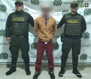 Fiscal Mancera, Fiscal Martha Mancera, Martha Mancera, Fiscalía General de la Nación En la fotografía aparece el capturado junto a un servidor del CTI y un agente de la Policía Nacional. En la parte superior está un banner la Fiscalía General de la Nación