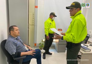 Fiscal Mancera, Fiscal Martha Mancera, Martha Mancera, Fiscalía General de la Nación En la imagen está el procesado al momento de la captura con un servidor de la Policía quien le está leyendo los derechos del capturado