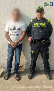Martha Mancera, Fiscal Martha Mancera, Fiscal General Martha Mancera El presunto agresor está esposado con sus manos adelante y al lado está un policía custodiándolo