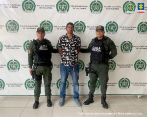 Fiscal Mancera, Fiscal Martha Mancera, Martha Mancera El capturado tiene una camisa con pintas blancas y negras, esposado de manos a la espalda y sujetado por miembros del Gaula.