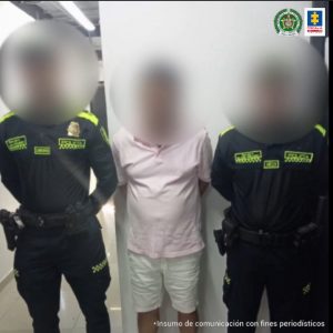 Martha Mancera, Fiscal Martha Mancera, Fiscal General Martha Mancera En la foto está un hombre con el rostro tapado, de pie, con los brazos atrás, vestido de camisa rosada, bermuda blanca y medias negras custodiado por dos agentes de la Policía Nacional.