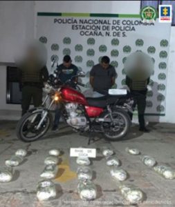 Fiscal Mancera, Fiscal Martha Mancera, Martha Mancera, Fiscalía General de la Nación Se visualiza a los capturados junto a dos uniformados de la Policía Nacional. Frente a ellos la sustancia y vehículo incautado. En la parte posterior se observa el banner que identifica a la Policía Nacional en Ocaña (Norte de Santander).