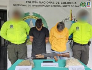 Fiscal Mancera, Fiscal Martha Mancera, Martha Mancera, Fiscalía General de la Nación Se observa a los dos capturados, acompañados de dos uniformados de la Policía Nacional. Frente a ellos el material estupefacientes incautado base de coca, marihuana y un arma traumática. Detrás de ellos que identifica a la Policía Nacional en Norte de Santander.