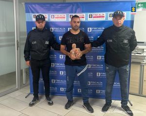 Martha Mancera, Fiscal Martha Mancera, Fiscal General Martha Mancera José Alexander de la Roche Rodríguez, alias Sancocho, en la foto aparece con funcionarios del CTI y al fondo el pendón con logos de la Fiscalía.